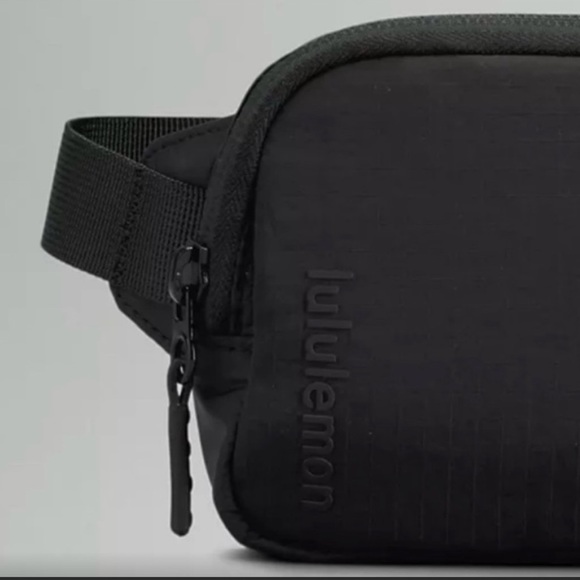 NWT LuluLemon Mini Belt Bag - Black - Picture 1 of 10